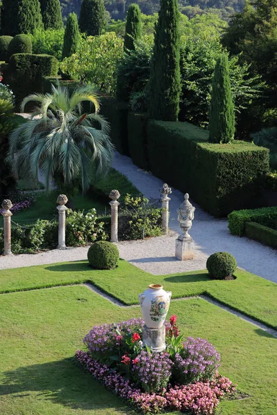 Saint-Jean-Cap-Ferrat, Fransa - 29 Temmuz 2021: Fransız Riviera 'sındaki Saint-Jean-Cap-Ferrat yarımadasında Villa Emiri Rothschild Bahçeleri