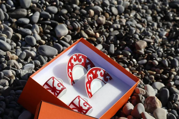 小石のビーチでエルメス磁器ボックス Balcon Duグアダルキビル コレクション — ストック写真