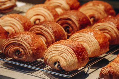 Bir pastanenin vitrininde taze ve güzel acılı çikolataların yakın çekimi.
