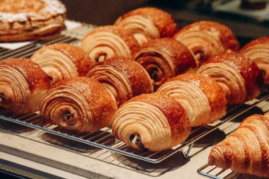 Bir pastanenin vitrininde taze ve güzel acılı çikolataların yakın çekimi.