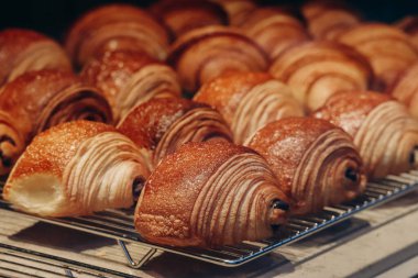 Bir pastanenin vitrininde taze ve güzel acılı çikolataların yakın çekimi.