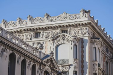 Nice 'in merkezindeki Meyerbeer Caddesi' ndeki binanın ön cephesine yakın plan.
