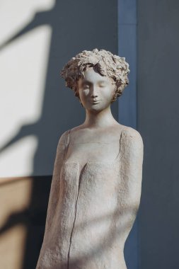 Eze, Fransa - 19.02.2023: Fransız Rivierası 'nda Jean-Philippe Richard tarafından yapılan heykellerin yakın çekimi