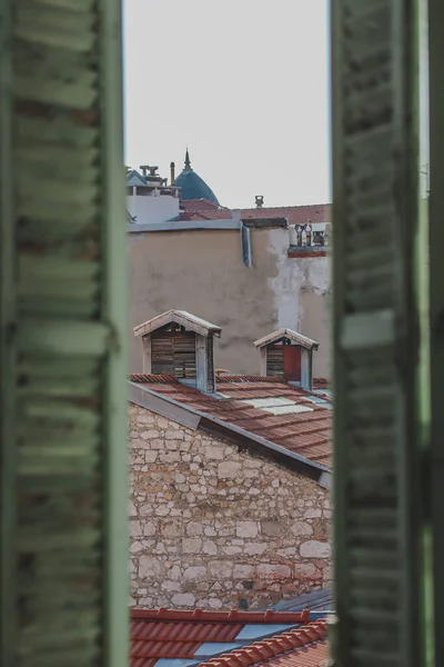 Vue Depuis Une Fenêtre Avec Volets Traditionnels Verts Centre Nice — Photo