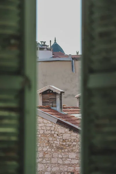 프랑스 중심부에 녹색의 전통적 셔터가 창문에서 바라본 — 스톡 사진