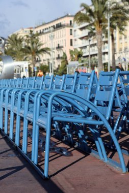 Nice 'teki Promenade des Anglais' de ünlü mavi sandalyeler