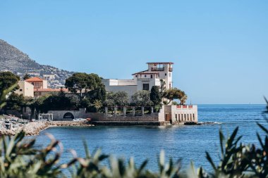 Fransız Rivierası 'nda 20. yüzyılın başlarında inşa edilen ünlü Yunan tarzı villa Kerylos' un manzarası