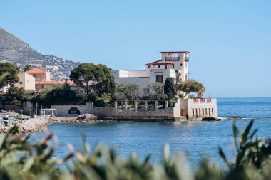 Fransız Rivierası 'nda 20. yüzyılın başlarında inşa edilen ünlü Yunan tarzı villa Kerylos' un manzarası