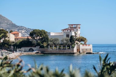 Fransız Rivierası 'nda 20. yüzyılın başlarında inşa edilen ünlü Yunan tarzı villa Kerylos' un manzarası