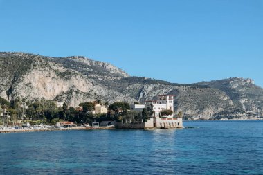 Fransız Rivierası 'nda 20. yüzyılın başlarında inşa edilen ünlü Yunan tarzı villa Kerylos' un manzarası