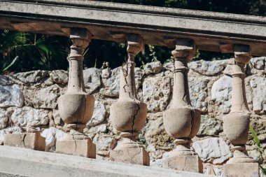 Fransız Rivierası 'ndaki Saint-Jean-Cap-Ferrat yarımadasındaki bir villanın balyalarını kırdım.