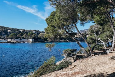 Saint-Jean-Cap-Ferrat yarımadasındaki manzara güneşli bir günde Fransız Rivierası 'nda