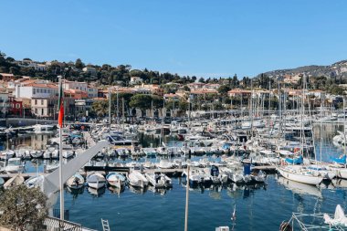 Saint-Jean-Cap-Ferrat, Fransa - 18.03.2023: Güneşli bir Mart gününde Saint-Jean-Cap-Ferrat yarımadasının limanının manzarası