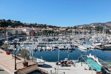 Saint-Jean-Cap-Ferrat, Fransa - 18.03.2023: Güneşli bir Mart gününde Saint-Jean-Cap-Ferrat yarımadasının limanının manzarası