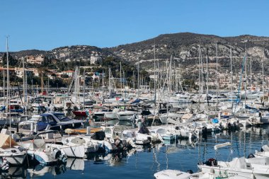 Saint-Jean-Cap-Ferrat, Fransa - 18.03.2023: Güneşli bir Mart gününde Saint-Jean-Cap-Ferrat yarımadasının limanının manzarası