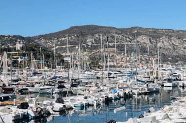 Saint-Jean-Cap-Ferrat, Fransa - 18.03.2023: Güneşli bir Mart gününde Saint-Jean-Cap-Ferrat yarımadasının limanının manzarası