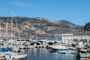 Saint-Jean-Cap-Ferrat, Fransa - 18.03.2023: Güneşli bir Mart gününde Saint-Jean-Cap-Ferrat yarımadasının limanının manzarası