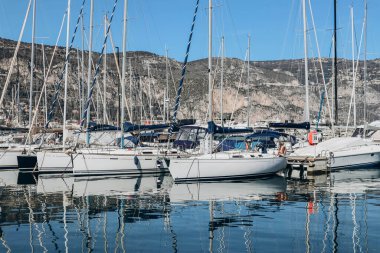 Saint-Jean-Cap-Ferrat, Fransa - 18.03.2023: Güneşli bir Mart gününde Saint-Jean-Cap-Ferrat yarımadasının limanının manzarası