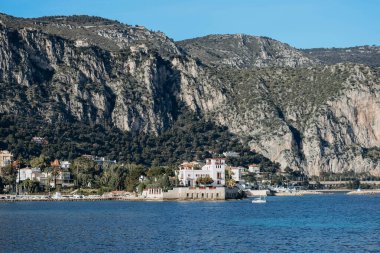 Fransız Rivierası 'nda 20. yüzyılın başlarında inşa edilen ünlü Yunan tarzı villa Kerylos' un manzarası