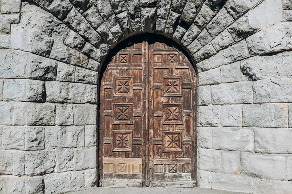 Παλιά Όμορφη Σκαλιστή Ξύλινη Πόρτα Στη Χερσόνησο Του Saint Jean — Φωτογραφία Αρχείου