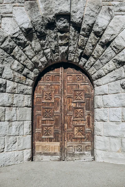 Παλιά Όμορφη Σκαλιστή Ξύλινη Πόρτα Στη Χερσόνησο Του Saint Jean — Φωτογραφία Αρχείου