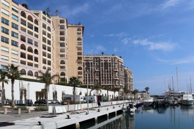 Monako, Monako - 19.03.2023: Akdeniz kıyısındaki Fontvieille bölgesinin görüntüsü.