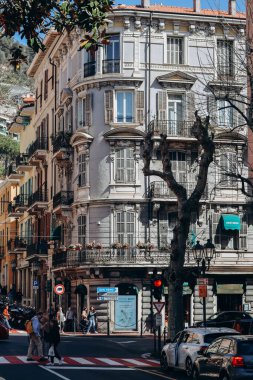 Venentimiglia, İtalya - 25.03.2023: Cumartesi sabahı İtalya 'nın Ventimiglia kasabasında, çiçek pazarı ve tren istasyonundan çok uzakta değil..