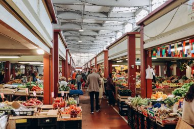 Ventimiglia, İtalya - 25.03.2023: Bir Cumartesi sabahı Ventimiglia kasabasındaki ünlü Çiçek Pazarı 'nın (Mercato dei Fiori) içinde