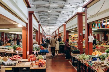 Ventimiglia, İtalya - 25.03.2023: Bir Cumartesi sabahı Ventimiglia kasabasındaki ünlü Çiçek Pazarı 'nın (Mercato dei Fiori) içinde