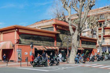 Venentimiglia, İtalya - 25.03.2023: Bir Cumartesi sabahı Ventimiglia kasabasındaki ünlü Çiçek Pazarı cephesi