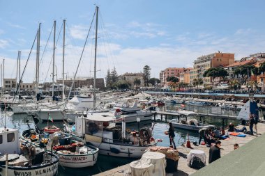 Sanremo, İtalya - 25.03.2023: Sanremo kıyı kasabasının liman ve renkli cepheleri