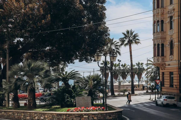 Sanremo, İtalya - 25.03.2023: Rus Ortodoks Kilisesi yakınlarındaki Sanremo kıyı şeridi manzarası