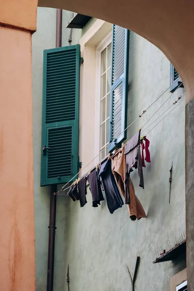 Fenster Mit Wäschetrocknung Der Italienischen Stadt Sanremo Der Altstadt Von — Stockfoto