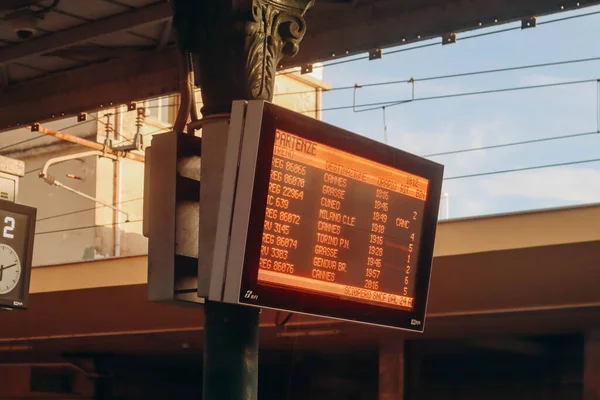 Ventimiglia Italien 2023 Tågbräda Vid Ventimiglia Järnvägsstation Italien — Stockfoto