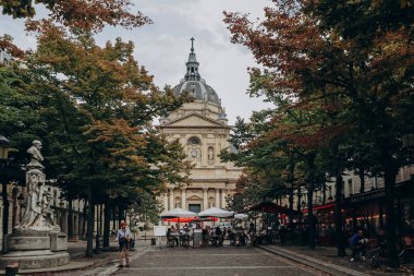 Paris, Fransa - 26.09.2021: Paris 'teki Sorbonne Üniversitesi' nin eski binası