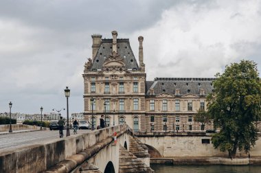 Paris, Fransa - 26.09.2021: Paris 'teki Louvre Müzesi cephesi