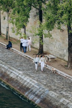 Paris, Fransa - 26.09.2021: İnsanlar Seine kıyılarında geziniyor