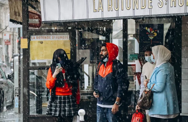Paříž Francie 2021 Lidé Čekají Ulici Paříži Když Přestane Pršet — Stock fotografie