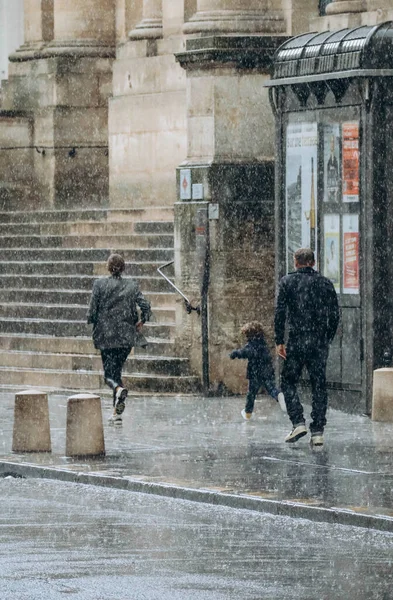 Париж Франция 2021 Люди Бегают Улицам Парижа Дождем — стоковое фото