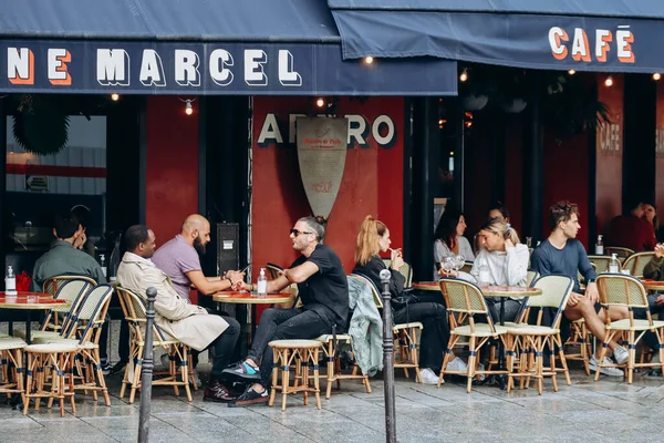 Париж Франция 2021 Люди Ресторане Районе Этьена Марселя Центре Парижа — стоковое фото