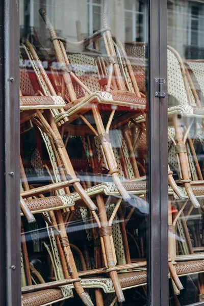 Tipikus Párizsi Fonott Székek Egymás Tetejére Rakva Egy Zárt Étterem — Stock Fotó
