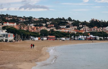 Sainte-Maxime, Fransa - 28.12.2021: Güneşli bir kış gününde Fransız Rivierasında Sainte Maxime Sahili