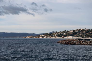 Akdeniz manzarası ve Saint Tropez Sainte Maxime 'den bir kış günü