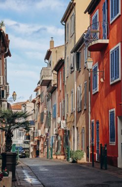 Sainte-Maxime, Fransa - 28.12.2021: Güneşli bir kış gününde Fransız Rivierasında Sainte Maxime sokakları