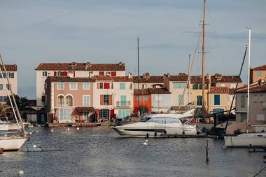 Port Grimaud, Fransa - 28.12.2021: Güneşli bir kış gününde Fransız Rivierası 'nda Grimaud Limanı' nun güzel cephelerinin görüntüsü