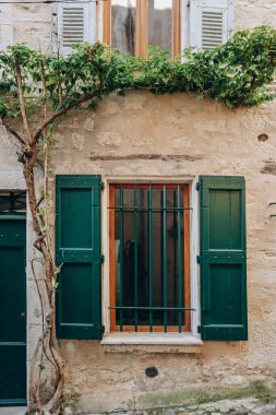 Güneşli bir kış gününde Saint Paul de Vence Ortaçağ Köyü 'nün penceresi
