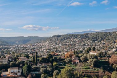 Saint Paul de Vence 'in ortaçağ köyünden dağlara ve komşu Provence komünlerine bakın.