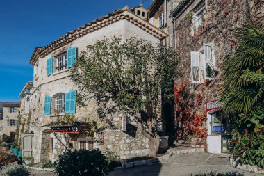 Saint-Paul-de-Vence, Fransa - 28.12.2021: Güneşli bir kış gününde ortaçağ köyü Saint Paul de Vence manzarası