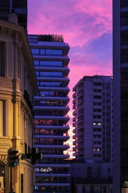 Monako, Monako - 28.12.2021: Sabah erken saatte ve Monte Carlo 'da gün doğumunda güzel mor-mavi gökyüzü
