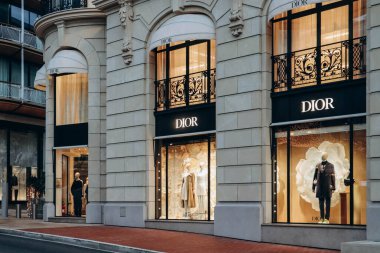 Monako, Monako - 28.12.2021: Monte Carlo 'daki Dior mağazasının güzel cephesi